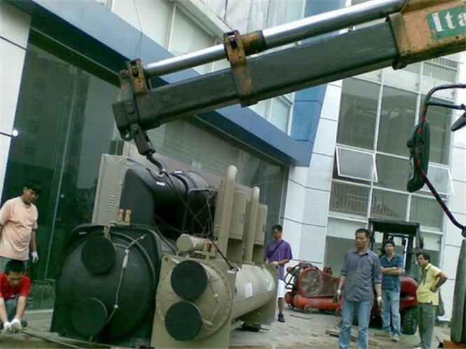 哈巴河县随车吊和汽车吊的核心区别是什么？哪种更省钱？