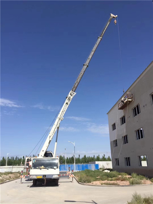 哈巴河县“轻装强干”—— 吊车的 “轻量化臂架” 技术